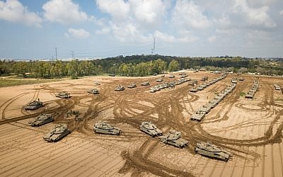 Des tanks de l'armée israélienne près de la frontière entre Israël et Gaza le 27 mars 2019 (Crédit : Dudi Modan/Flash90)
