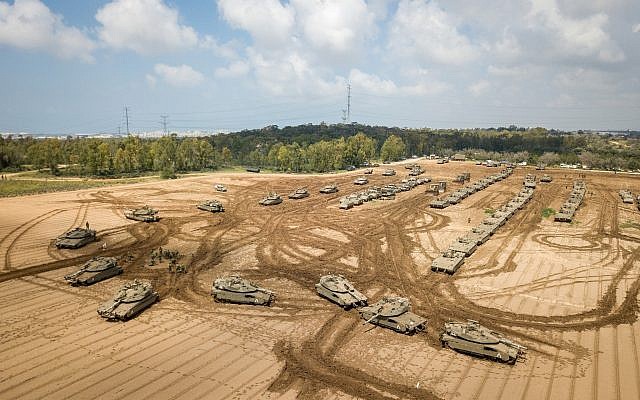 Des tanks de l'armée israélienne près de la frontière entre Israël et Gaza le 27 mars 2019 (Crédit : Dudi Modan/Flash90) Des tanks de l'armée israélienne près de la frontière entre Israël et Gaza le 27 mars 2019 (Crédit : Dudi Modan/Flash90)