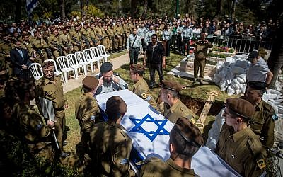 Des soldats israéliens transportent le cercueil du soldat seul Alex Sasaki au cours de ses funérailles au cimetière militaire du mont Herzl à Jérusalem, le 28 mars 2019 (Crédit :  Yonatan Sindel/Flash90)