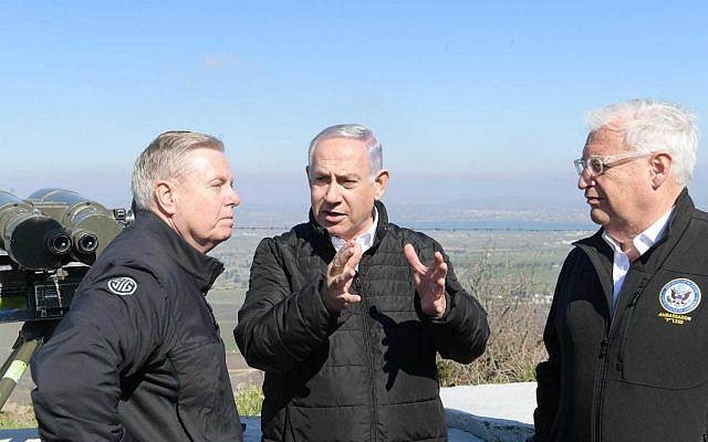 Le sénateur américain Lindsey Graham, à gauche, le Premier ministre Benjamin Netanyahu et l'ambassadeur américain en Israël David Friedman, à droite, lors d'une visite dans le plateau du Golan, le 11 mars 2019 (Crédit : Amos Ben Gershom/GPO)