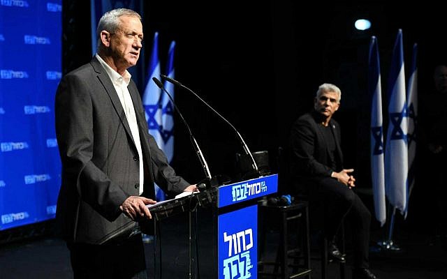 Le leader de Kakhol lavan Benny Gantz lors d'un rassemblement à Beer Sheva, le 11 mars 2019 (Crédit : Saria Diamant/Kakhol lavan)