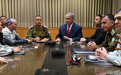 Le Premier ministre Benjamin Netanyahu (en haut à droite) rencontre des responsables de la sécurité à la Kirya, le quartier général de l'armée israélienne à Tel Aviv, le 14 mars 2019. (Ariel Hermoni / Ministère de la Défense) Le Premier ministre Benjamin Netanyahu (en haut à droite) rencontre des responsables de la sécurité à la Kirya, le quartier général de l'armée israélienne à Tel Aviv, le 14 mars 2019. (Ariel Hermoni / Ministère de la Défense)