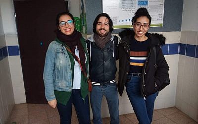 Les volontaires Eva, Wilfrid et Sarah dans le village arabe israélien de Tamra (Crédit: Pierre-Simon Assouline)