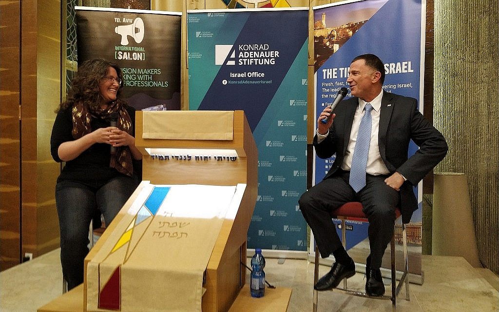 Amanda Borschel-Dan, rédactrice en chef adjointe en charge de la rubrique "Monde juif" du "Times of Israel", (à gauche), interviewe le président de la Knesset, Yuli Edelstein, lors d'un événement en anglais organisé conjointement par le "Times of Israel" et le Tel Aviv International Salon, le 17 mars 2019. (Yaakov Schwartz/Times of Israel) Amanda Borschel-Dan, rédactrice en chef adjointe en charge de la rubrique "Monde juif" du "Times of Israel", (à gauche), interviewe le président de la Knesset, Yuli Edelstein, lors d'un événement en anglais organisé conjointement par le "Times of Israel" et le Tel Aviv International Salon, le 17 mars 2019. (Yaakov Schwartz/Times of Israel)