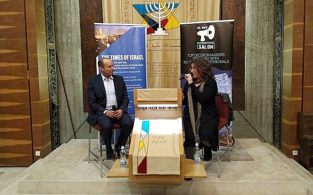 Le ministre de l'Education et de la Diaspora Naftali Bennett s'entretient avec la journaliste de la rubrique Monde juif du Times of Israel, Amanda Borschel-Dan, lors d'un événement en anglais, le 27 mars 2019. (Crédit : Yaakov Schwartz/ Times of Israel)