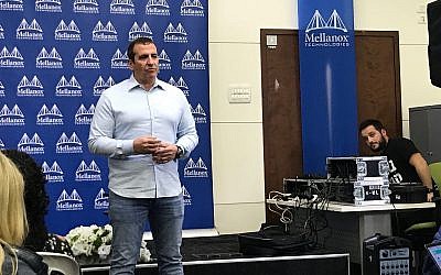 Eyal Waldman, fondateur et PDG de Mellanox, lors d'une conférence de presse à Tel Aviv, le 11 mars 2019. (Shoshanna Solomon/Times of Israel)