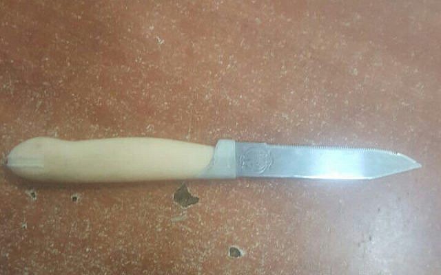 Le couteau trouvé sur une adolescente palestinienne au Tombeau des Patriarches le 17 mars 2019. (Crédit : police israélienne) Le couteau trouvé sur une adolescente palestinienne au Tombeau des Patriarches le 17 mars 2019. (Crédit : police israélienne)