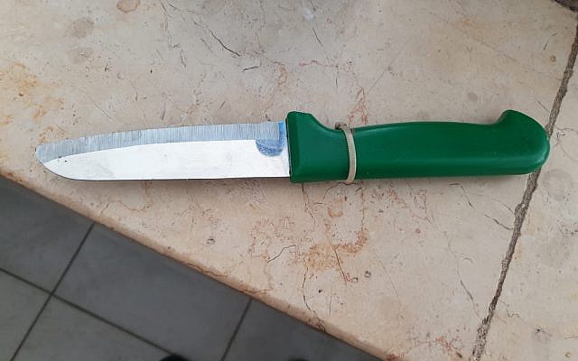 Un couteau retrouvé sur un suspect palestinien au Tombeau des Patriarches, le 18 mars 2019. (Crédit : police israélienne)