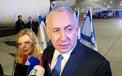 Le Premier ministre Benjamin Netanyahu, et son épouse Sara, s'adressant aux journalistes avant de s'envoler pour Washington, le 24 mars 2019. (Raphael Ahren/Times of Israel)