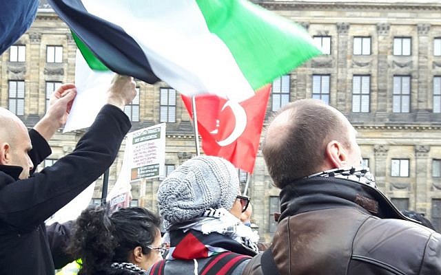 Des manifestants tournent le dos durant un discours du rabbin Binyomin Jacobs sur l'attentat de Christchurch, le 17 mars 2019. (Crédit : Diana Meijer via JTA) Des manifestants tournent le dos durant un discours du rabbin Binyomin Jacobs sur l'attentat de Christchurch, le 17 mars 2019. (Crédit : Diana Meijer via JTA)