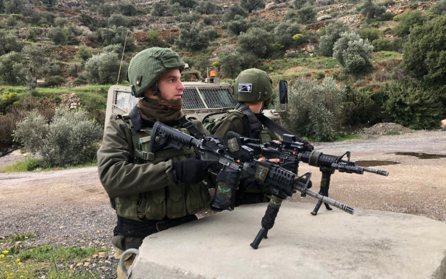 Des soldats de l'armée israélienne sur la scène d'une fusillade à proximité du carrefour d'Ariel, dans le nord de la Cisjordanie, le 17 mars 2019 (Crédit : Armée israélienne)