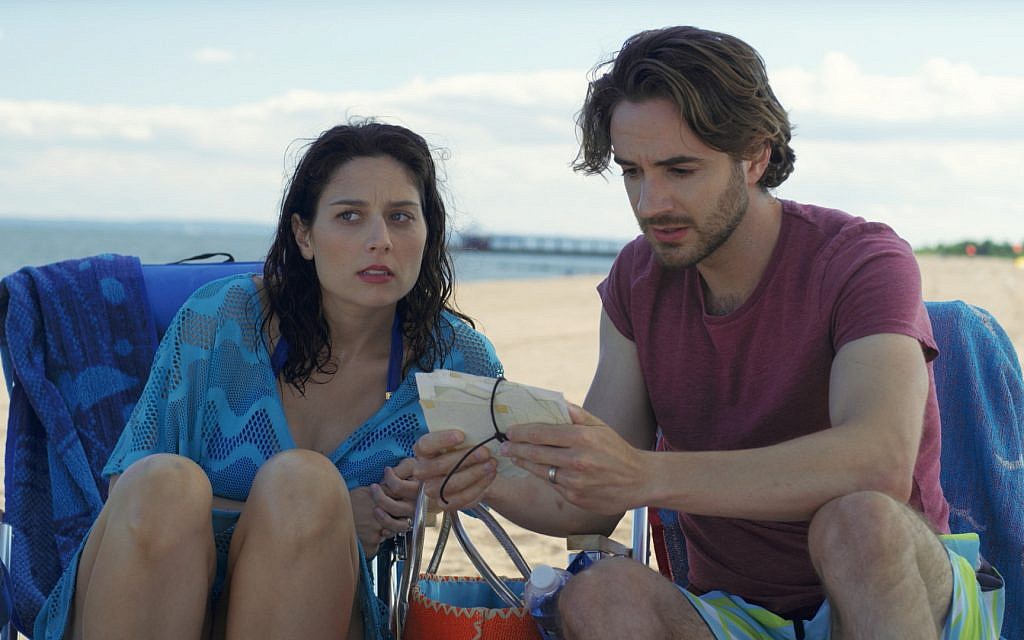 LEs acteurs Jill Durso et AJ Cedeño incarnent un jeune couple juif orthodoxe dans "The Last." (Crédit : Plainview Pictures)