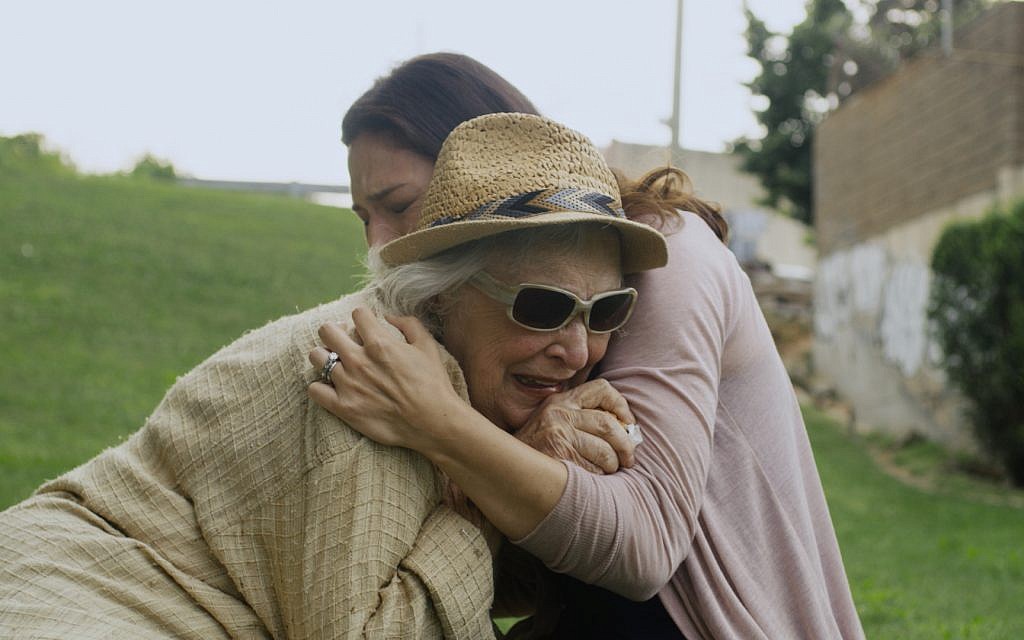 Olivia (Jill Durso) réconforte son arrière grand-mère Claire (Rebecca Schull) dans "The Last." (Crédit : Plainview Pictures)