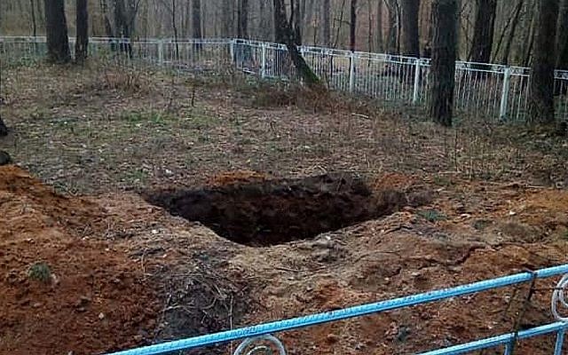 Après la profanation au mois de mars 2019 d'un charnier de victimes de la Shoah près de Raflivka, en Ukraine. (Autorisation : Eduard Dolinsky via JTA) Après la profanation au mois de mars 2019 d'un charnier de victimes de la Shoah près de Raflivka, en Ukraine. (Autorisation : Eduard Dolinsky via JTA)
