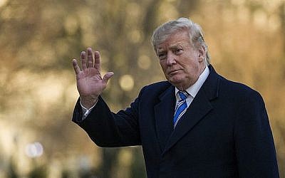 Le président américain Donald Trump salue de la main alors qu'il marche sur la Pelouse sud de la Maison Blanche en descendant de l'hélicoptère Marine One, le 10 mars 2019 à Washington. (AP Photo/Alex Brandon)