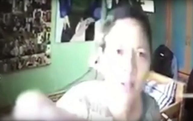 Une séquence d'une caméra de sécurité montre une aide-soignante courant l'objectif d'une caméra peu de temps avant la mort de la personne âgée dont elle avait la charge (Capture d'écran : YouTube) Une séquence d'une caméra de sécurité montre une aide-soignante courant l'objectif d'une caméra peu de temps avant la mort de la personne âgée dont elle avait la charge (Capture d'écran : YouTube)