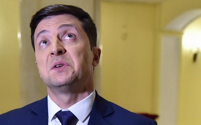 L’acteur comique ukrainien, showman et candidat à la présidence Volodymyr Zelensky s'exprime lors d’un entretien avec l’AFP après avoir participé au tournage de la série tv ‘Serviteur du peuple’ où il joue le rôle du président d’Ukraine, à Kiev le 6 mars 2019. (Sergei SUPINSKY / AFP) L’acteur comique ukrainien, showman et candidat à la présidence Volodymyr Zelensky s'exprime lors d’un entretien avec l’AFP après avoir participé au tournage de la série tv ‘Serviteur du peuple’ où il joue le rôle du président d’Ukraine, à Kiev le 6 mars 2019. (Sergei SUPINSKY / AFP)