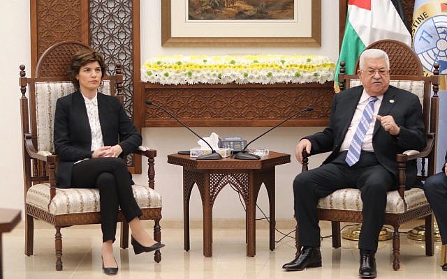 La présidente du Meretz Tamar Zandberg et le président de l'Autorité palestinienne Palestinian Authority President Mahmoud Abbas se rencontrent à Ramallah, le 10 mars 2019. (Crédit : Elad Malka) La présidente du Meretz Tamar Zandberg et le président de l'Autorité palestinienne Palestinian Authority President Mahmoud Abbas se rencontrent à Ramallah, le 10 mars 2019. (Crédit : Elad Malka)