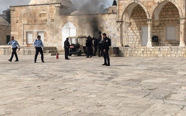 Un feu à un poste de police après le lancement d'un cocktail Molotov sur le mont du Temple, le 12 mars 2019 (Crédit : Ir Amim) Un feu à un poste de police après le lancement d'un cocktail Molotov sur le mont du Temple, le 12 mars 2019 (Crédit : Ir Amim)