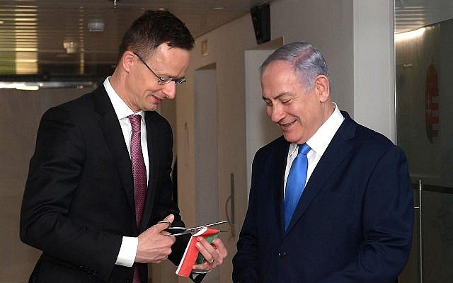 Le ministre hongrois des Affaires étrangères Péter Szijjártó et le Premier ministre Benjamin Netanyahu lors de l'ouverture de la mission commerciale de la Hongrie dans le centre de Jérusalem, le 19 mars 2019. (Crédit : Amos Ben Gershom/GPO) Le ministre hongrois des Affaires étrangères Péter Szijjártó et le Premier ministre Benjamin Netanyahu lors de l'ouverture de la mission commerciale de la Hongrie dans le centre de Jérusalem, le 19 mars 2019. (Crédit : Amos Ben Gershom/GPO)