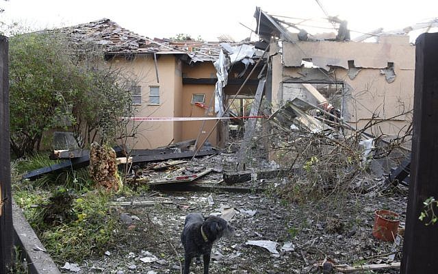 Une habitation de la ville de Mishmeret, dans le centre d'Israël, qui a été détruite dans une attaque à la roquette depuis la bande de Gaza, le 25 mars 2019 (Crédit : police israélienne) Une habitation de la ville de Mishmeret, dans le centre d'Israël, qui a été détruite dans une attaque à la roquette depuis la bande de Gaza, le 25 mars 2019 (Crédit : police israélienne)