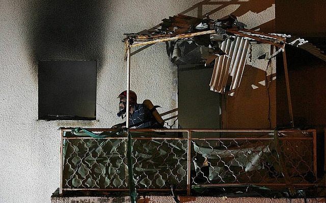 Une maison de la ville de Sderot, dans le sud du pays, touchée par un obus issu d'une roquette lancée par les groupes terroristes de la bande de Gaza, le 25 mars 2019 (Crédit : Meital Adri/Sderot Online) Une maison de la ville de Sderot, dans le sud du pays, touchée par un obus issu d'une roquette lancée par les groupes terroristes de la bande de Gaza, le 25 mars 2019 (Crédit : Meital Adri/Sderot Online)