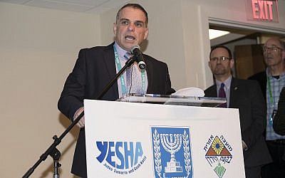 Le délégué aux Affaires étrangères du conseil de Yesha Oded Revivi s'exprime lors d'un événement de l'organisation à Washington, le 5 mars 2018 (Autorisation : Conseil de Yesha)