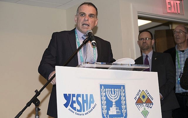 Le délégué aux Affaires étrangères du conseil de Yesha Oded Revivi s'exprime lors d'un événement de l'organisation à Washington, le 5 mars 2018 (Autorisation : Conseil de Yesha)