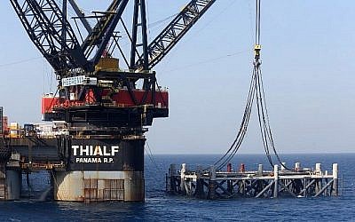 Cette photo prise le 31 janvier 2019 montre une image du navire avec grue SSCV Thialf qui pose la fondation de la plateforme qui vient d’arriver pour le gisement de gaz naturel du Leviathan en mer Méditerranée à environ 130 kilomètres à l’ouest de la côte de la ville israélienne de Haïfa. (Marc Israel Sellem/Pool/AFP) Cette photo prise le 31 janvier 2019 montre une image du navire avec grue SSCV Thialf qui pose la fondation de la plateforme qui vient d’arriver pour le gisement de gaz naturel du Leviathan en mer Méditerranée à environ 130 kilomètres à l’ouest de la côte de la ville israélienne de Haïfa. (Marc Israel Sellem/Pool/AFP)