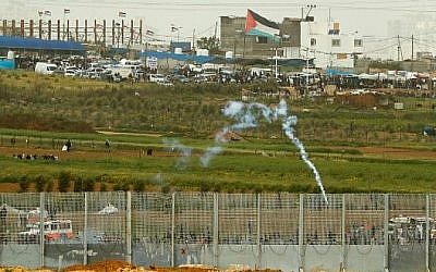 Des soldats israéliens lancent du gaz lacrymogène sur des participants à des manifestations le long de la frontière, le 30 mars 2019, à proximité du kibboutz de Nahal Oz. (Jack GUEZ / AFP)
