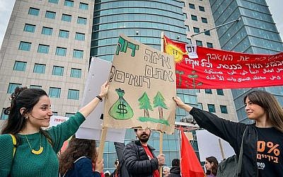 Des Israéliens participent à une marche de protestation pour demander une action immédiate sur le changement climatique à Tel Aviv le 29 mars 2019. (Crédit : Adam Shuldman/Flash90)