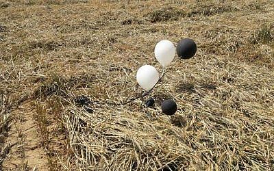 Un engin incendiaire attaché à des ballons qui a atterri dans la région de Shaar Hanegev en Israël le 28 mars 2019. (Crédit: Conseil régional Shaar Hanagev)