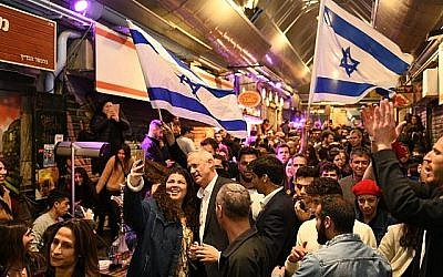 Benny Gantz, le chef du parti Kakhol lavan, visite le marché de Mahane Yahuda à Jérusalem, le 28 mars 2019. (Crédit : Sharia Diamnet)
