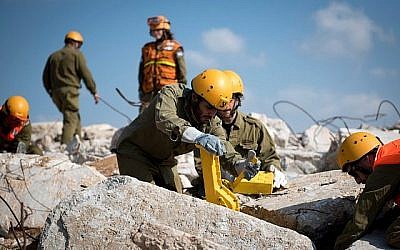 Des soldats du Commandement du front de Tsahal participent à des exercices de recherche et de sauvetage lors d'un entraînement national d'une semaine pour tester le niveau d préparation de l'armée en mars 2018. (Crédit : Tsahal) Des soldats du Commandement du front de Tsahal participent à des exercices de recherche et de sauvetage lors d'un entraînement national d'une semaine pour tester le niveau d préparation de l'armée en mars 2018. (Crédit : Tsahal)