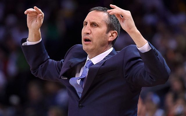 David Blatt, ancien entraîneur des  Cleveland Cavaliers, réagissant à une décision lors d'un match contre reacting to l'équipe des Golden State Warriors à Oakland, le 25 décembre 2015. (Thearon W. Henderson/Getty Images)