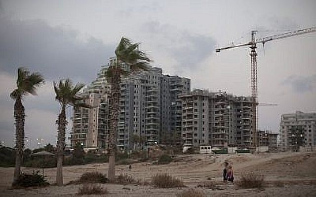 Des appartements en construction dans la ville israélienne d'Ashkelon. (Photo par Lior Mizrahi/Flash90)