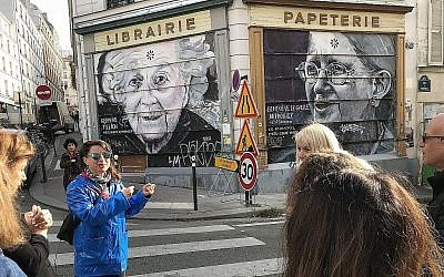 Shiry Avny explique lors d'un tour guidé comment les artistes de rue appliquent leur travail sur différentes surfaces. (Robert Sarner/ Times of Israel)