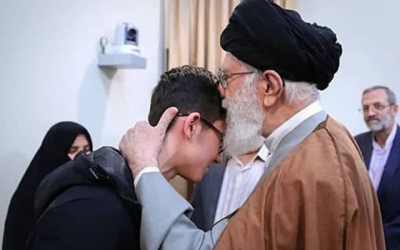 L’Ayatolla Ali Khamenei, guide suprême de l’Iran, rencontre le joueur d’échec Aryan Gholami, le 24 février 2019 (média iranien)