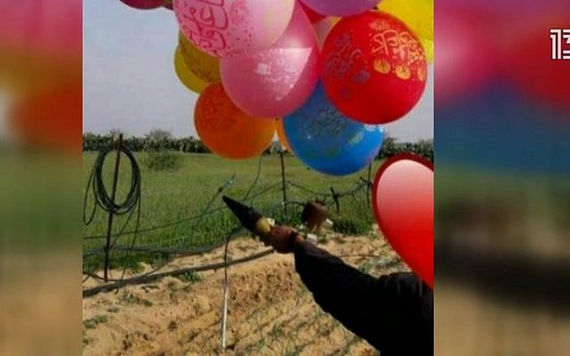Capture d'écran de la Treizième chaîne montrant des ballons rattachés à ce qui semble être une ogive, le 9 mars 2019 (Crédit : Capture d'écran Treizième chaîne) Capture d'écran de la Treizième chaîne montrant des ballons rattachés à ce qui semble être une ogive, le 9 mars 2019 (Crédit : Capture d'écran Treizième chaîne)