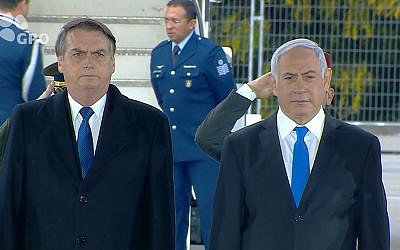 Le président brésilien Jair Bolsonaro, à gauche, à côté du Premier ministre Benjamin Netanyahu après son atterrissage à l'aéroport Ben-Gourion à l'occasion de sa première visite en Israël en tant que président, le 31 mars 2019 (Capture d'écran : GPO) Le président brésilien Jair Bolsonaro, à gauche, à côté du Premier ministre Benjamin Netanyahu après son atterrissage à l'aéroport Ben-Gourion à l'occasion de sa première visite en Israël en tant que président, le 31 mars 2019 (Capture d'écran : GPO)