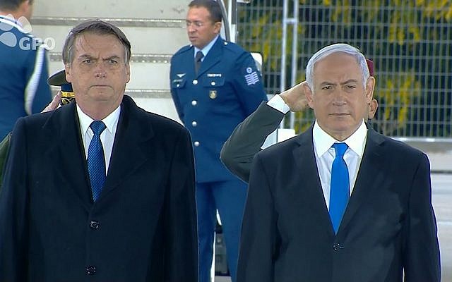Le président brésilien Jair Bolsonaro, à gauche, à côté du Premier ministre Benjamin Netanyahu après son atterrissage à l'aéroport Ben-Gourion à l'occasion de sa première visite en Israël en tant que président, le 31 mars 2019 (Capture d'écran : GPO) Le président brésilien Jair Bolsonaro, à gauche, à côté du Premier ministre Benjamin Netanyahu après son atterrissage à l'aéroport Ben-Gourion à l'occasion de sa première visite en Israël en tant que président, le 31 mars 2019 (Capture d'écran : GPO)