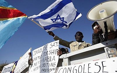 Des militants congolais manifestent devant la résidence du Premier ministre à Jérusalem, le 18 décembre 2011 pour demander de ne pas reconnaître le président élu Joseph Kabila et de soutenir Etienne Tshisekedi. (Crédit : Miriam Alster/Flash90)