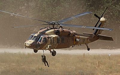 Photo d'illustration : Un hélicoptère UH-60 Black Hawk hélitreuille un membre de l'unité 669 de recherche et de secours en 2013 (Crédit : Ofer Zidon/Flash90)