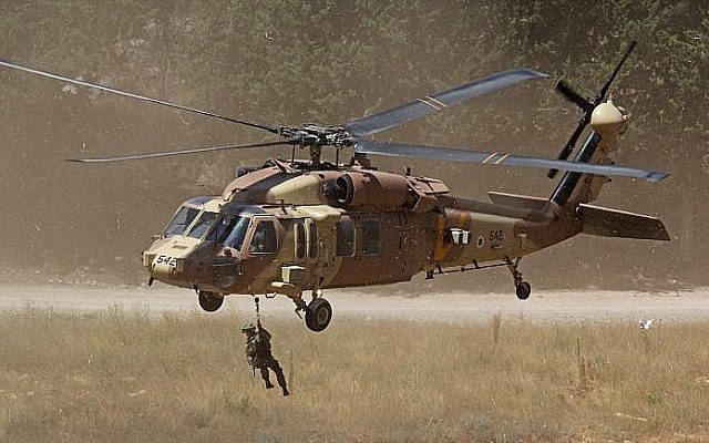 Photo d'illustration : Un hélicoptère UH-60 Black Hawk hélitreuille un membre de l'unité 669 de recherche et de secours en 2013 (Crédit : Ofer Zidon/Flash90)