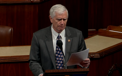 Le représentant républicain de l'Alabama Mo Brooks lit un passage de "Mein Kampf" au Congrès, le 25 mars 2019 (Crédit : capture écran/YouTube)