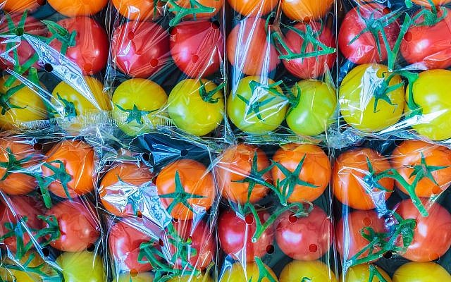 Des tomates emballées dans du plastique (Crédit : DutchScenery/ iStock/Getty)