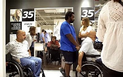 Des clients d'un magasin Ikea israélien en fauteuil roulant. (Crédit : capture écran/YouTube)