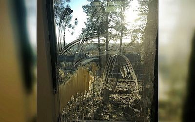 Une croix gammée sur une fenêtre du centre communautaire Chabad de Flagstaff, Arizona, le 26 mars 2019 (Crédit : police de Flagstaff - Facebook)
