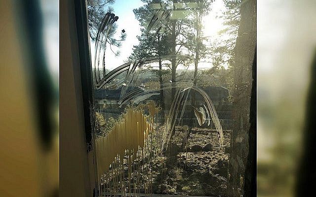 Une croix gammée sur une fenêtre du centre communautaire Chabad de Flagstaff, Arizona, le 26 mars 2019 (Crédit : police de Flagstaff - Facebook)