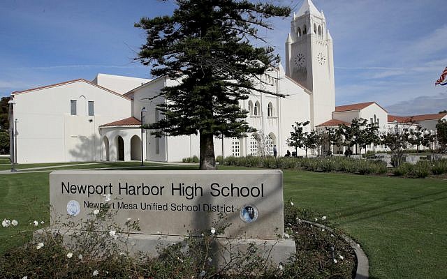 Photo du lycée de Newport Harbor à Newport Beach le 4 mars 2019. (Allen J. Schaben/Los Angeles Times via JTA) Photo du lycée de Newport Harbor à Newport Beach le 4 mars 2019. (Allen J. Schaben/Los Angeles Times via JTA)